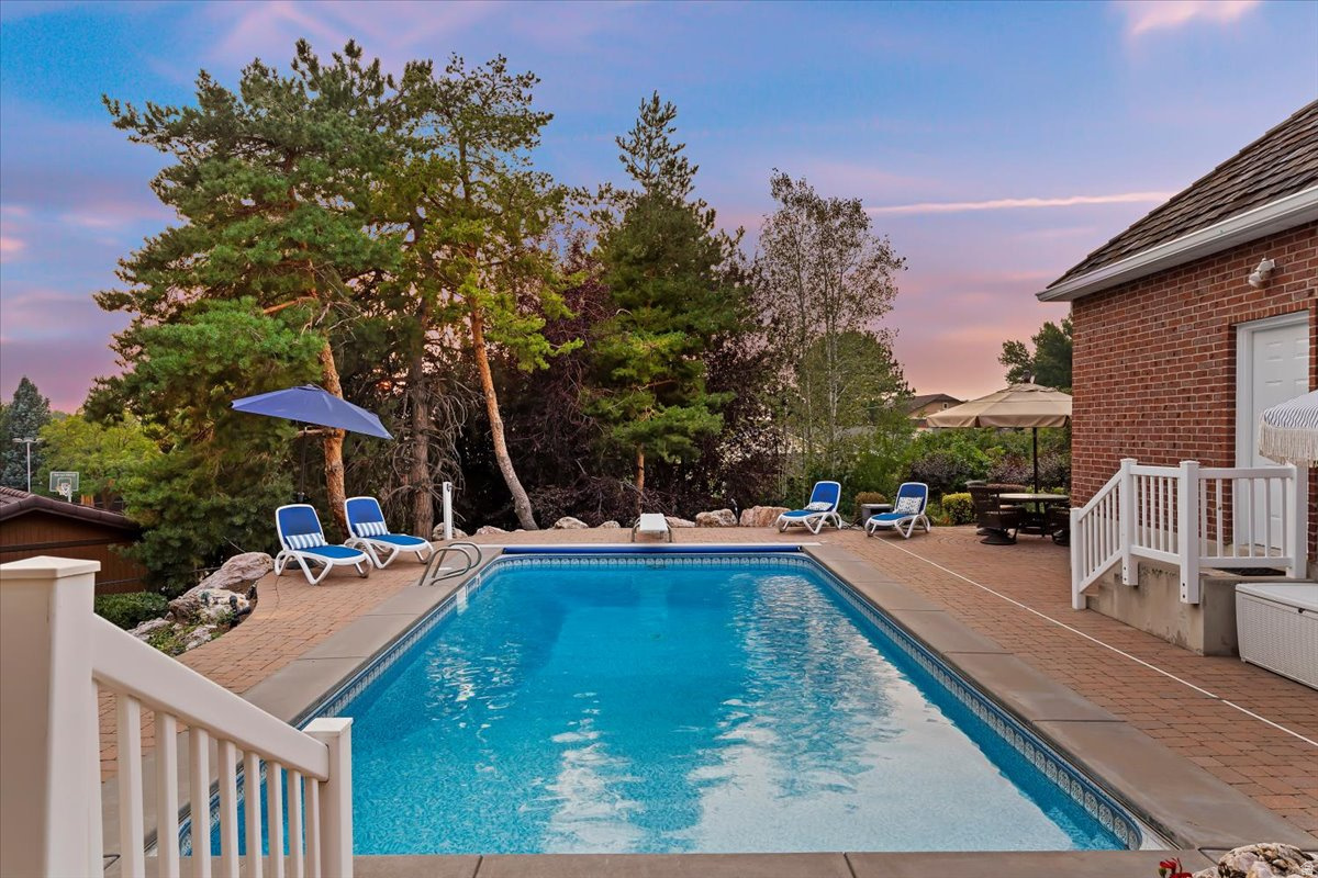 HAMPTON COURT - Residential