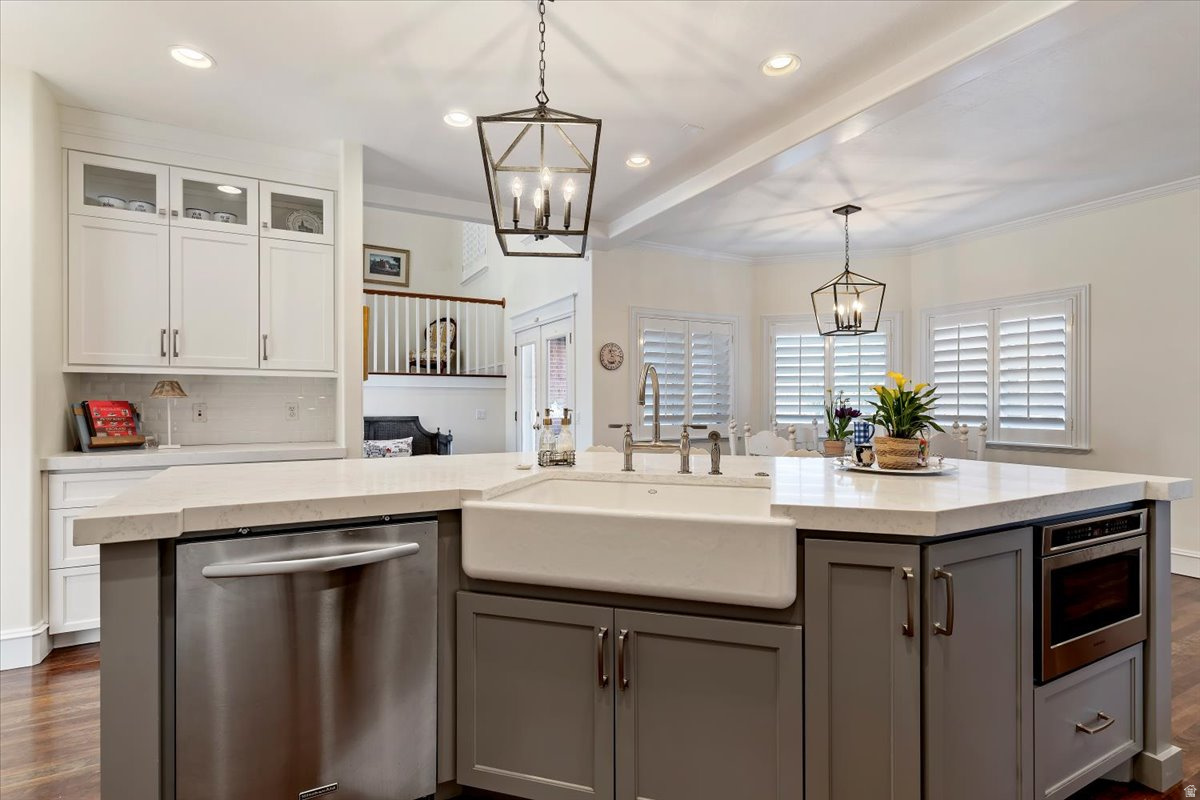 HAMPTON COURT - Residential