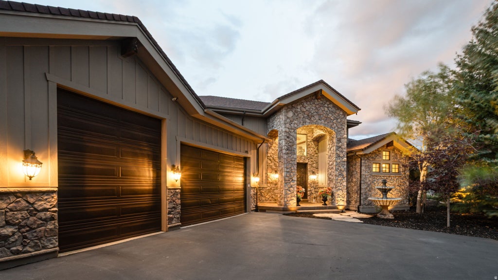 Photo of 1459 E MEADOW BLUFF LN, Draper, UT 84020 (MLS # 2186925)