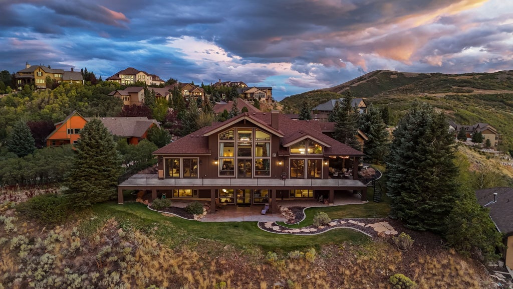 Photo of 1459 E MEADOW BLUFF LN, Draper, UT 84020 (MLS # 2186925)