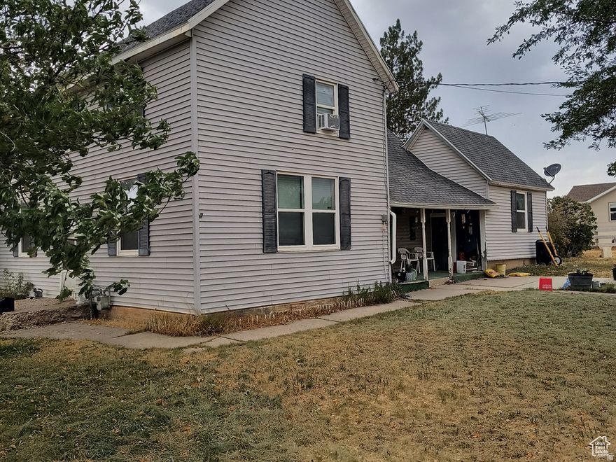 Square footage figures are provided as a courtesy estimate only and were obtained from Sanpete county records. Buyer is advised to obtain an independent measurement.