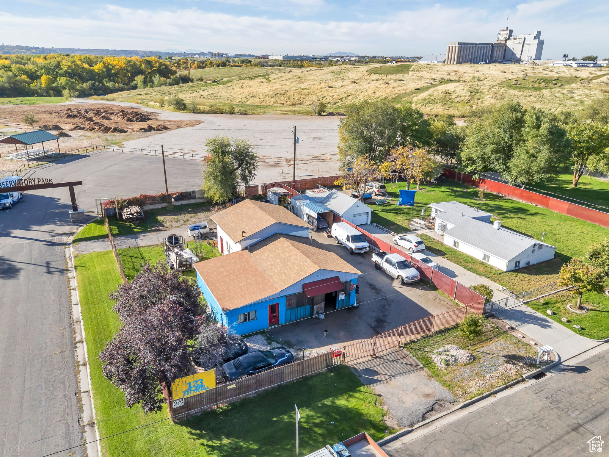 Main image without alt text