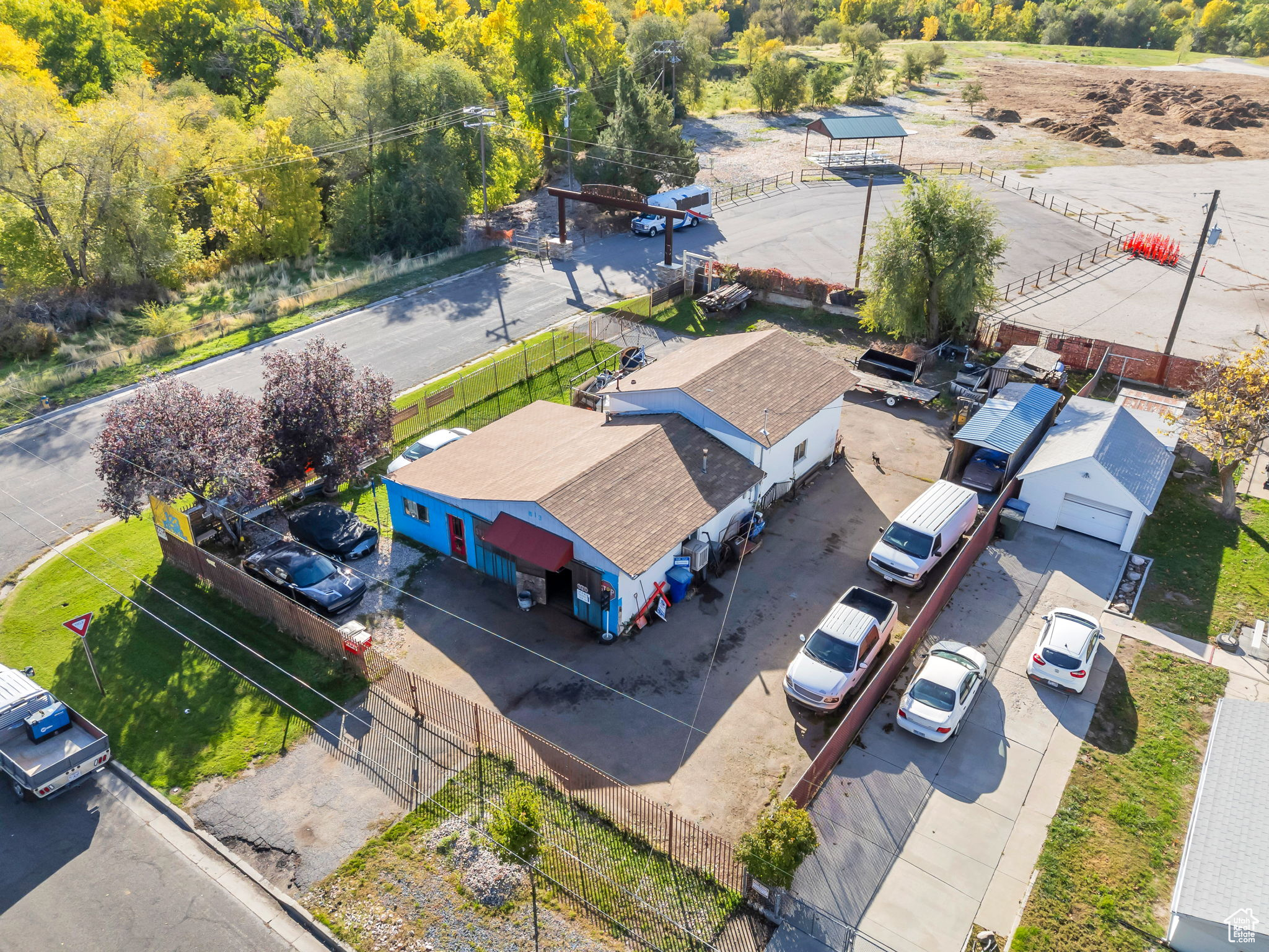 Main image without alt text