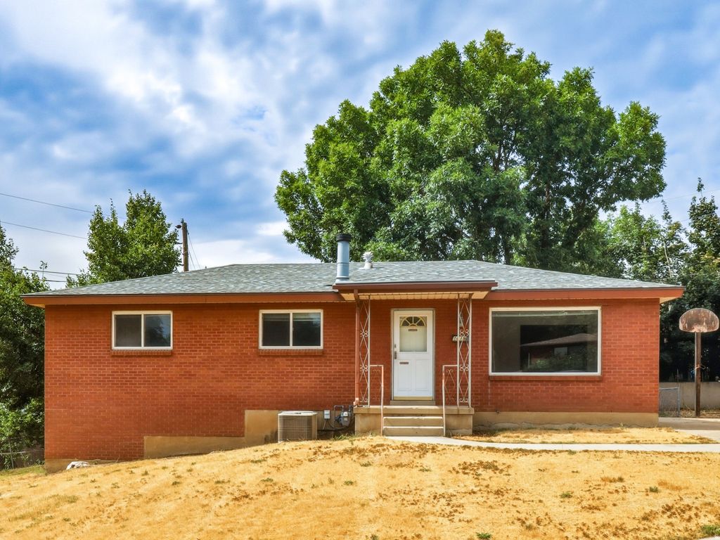 Photo of 1019 E 800 N, Bountiful, UT 84010 (MLS # 2174080)