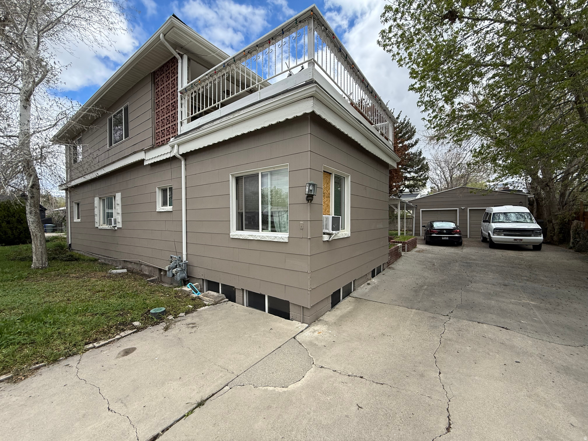 Main image without alt text