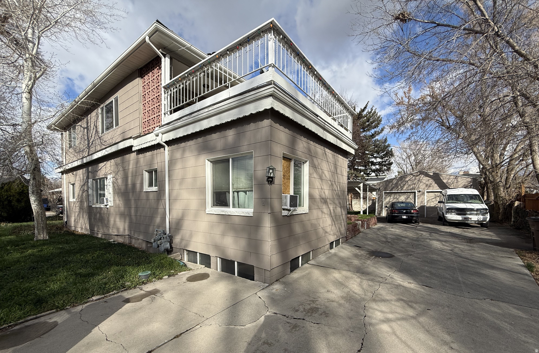 Main image without alt text