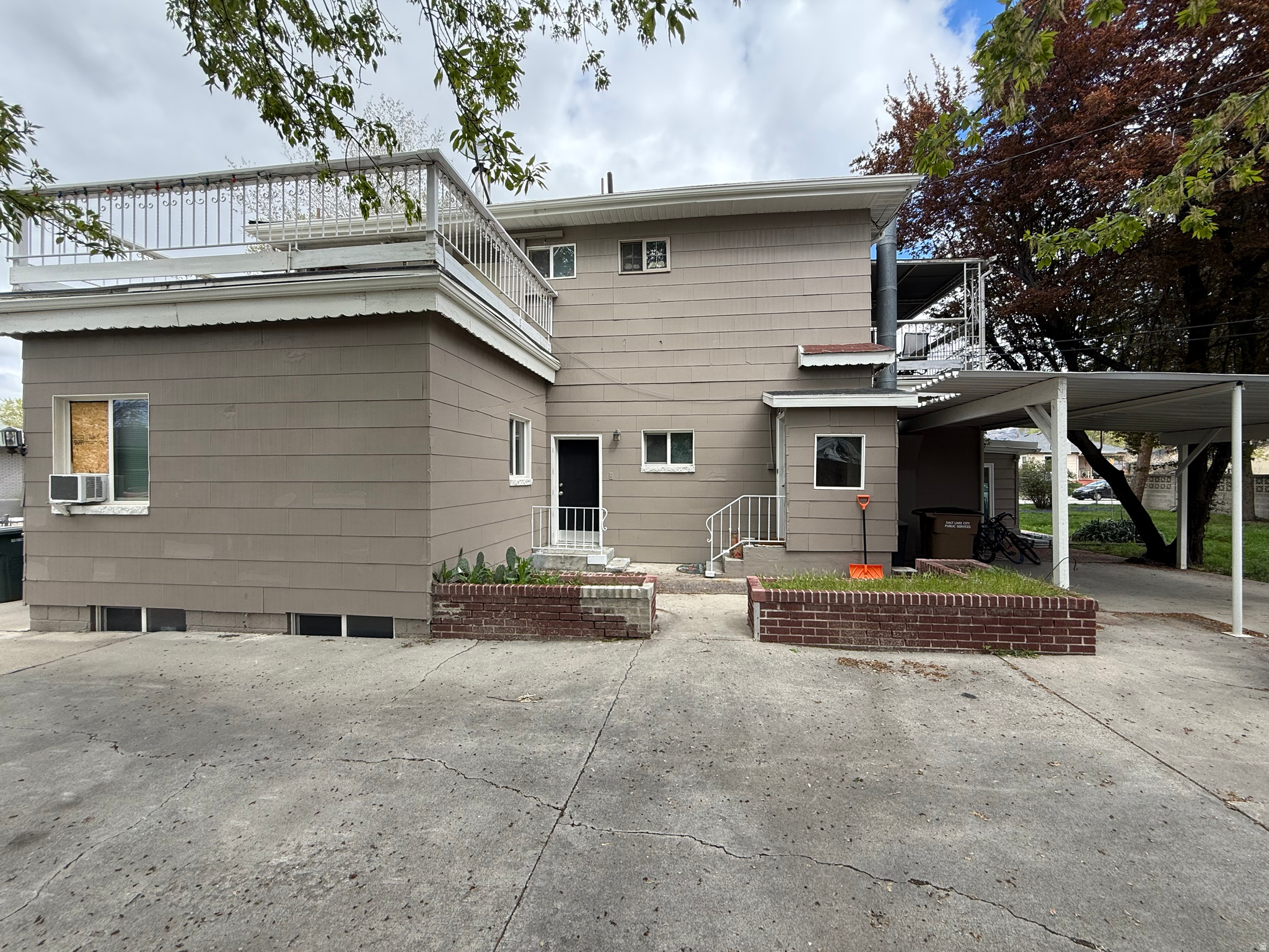 Main image without alt text