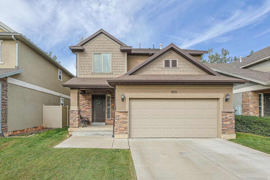 ** Showings Start After Open House on Saturday** Come check out this fantastic 3 bedroom 2.5 bathroom home in a highly desirable Centerville neighborhood. Featuring a well laid out floor plan with a spacious owner's suite, including a walk-in closet and large ensuite bathroom. Upstairs has two additional bedrooms, a second full bathroom, and dedicated laundry room. A picturesque lot and community common areas give plenty of room to enjoy the outdoors. This home has great investment opportunity with the HOA allowing for rentals with a minimum of a 6 month lease term. The location is everything you need and want with quick easy access to I-15, HAFB, Legacy Highway, Legacy Trail, Station Park, Downtown Salt Lake, and loads of restaurants and shopping! . All square footage and property facts are provided as a courtesy. Buyer and buyer's agent to verify all information.