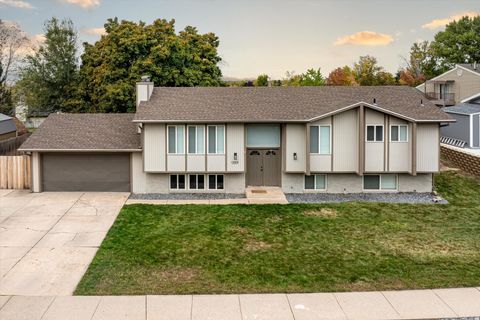 Photo of 1359 N EAST LISA ST E, Layton, UT 84040 (MLS # 2154263)