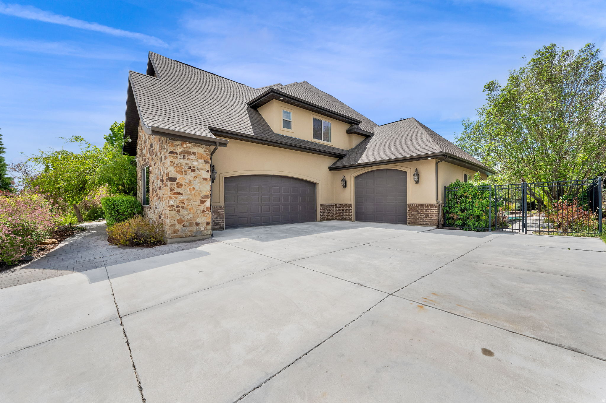 TWIN BRIDGES - Residential