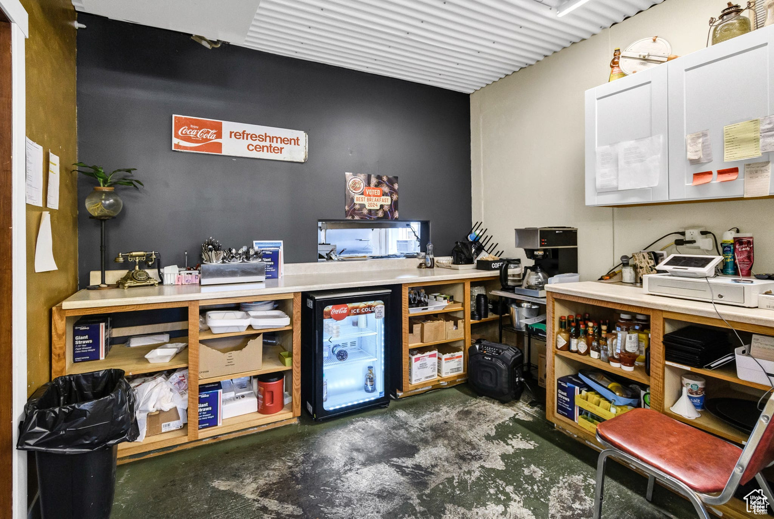 Main image without alt text