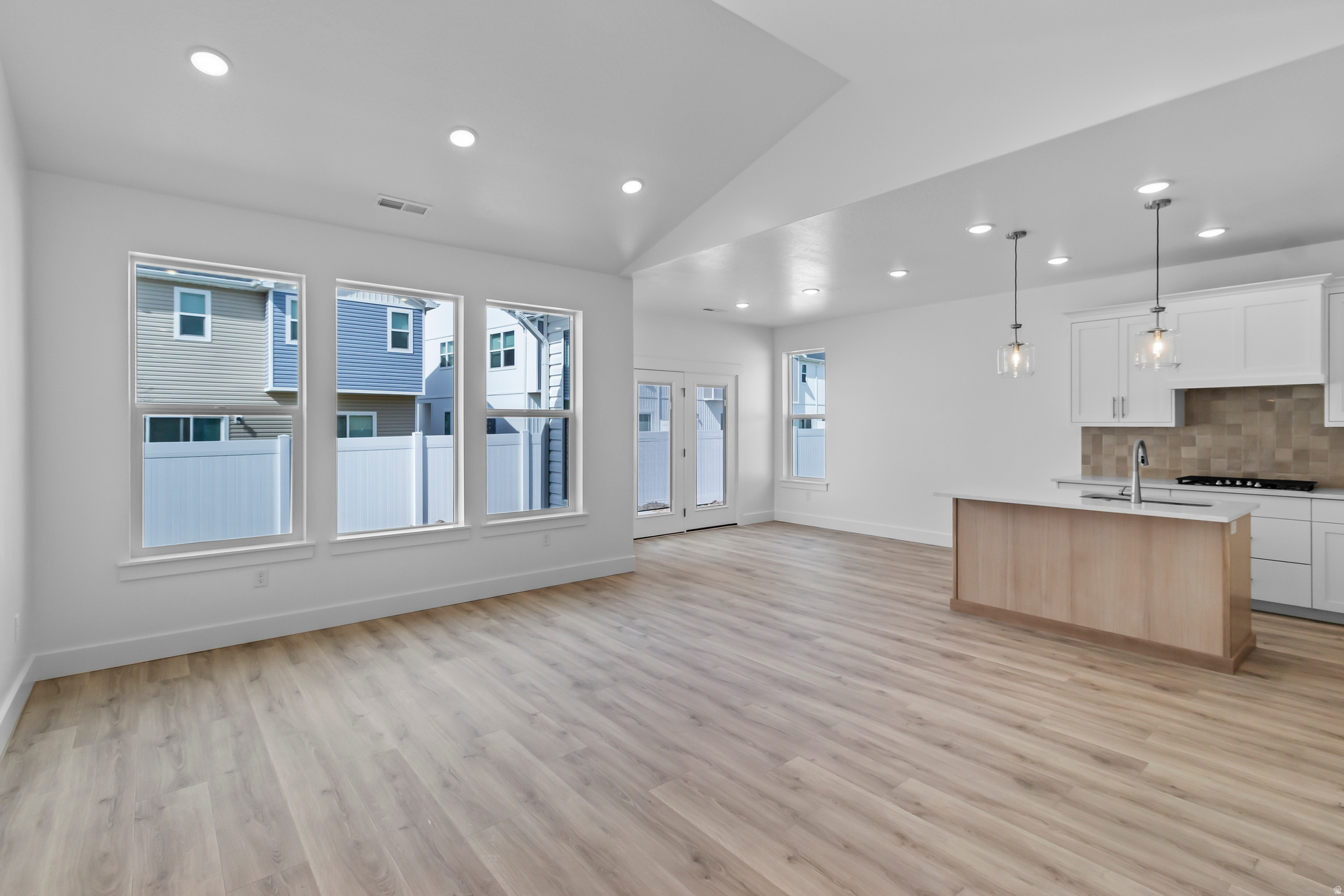 ENVISION ESTATES - Residential