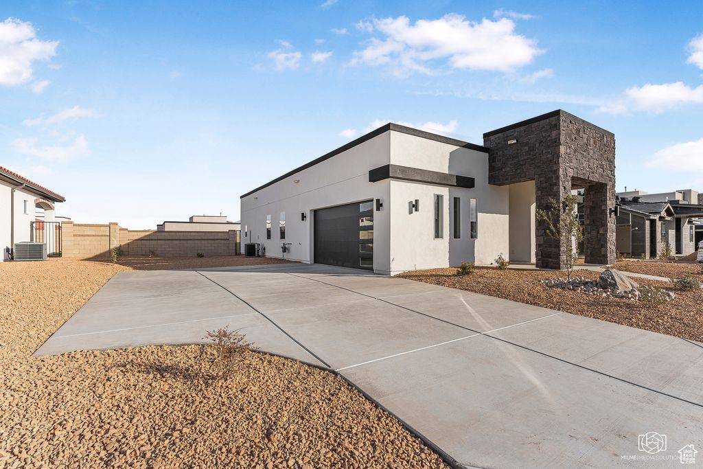 Photo of 486 W GREEN MOUNTAIN DR, Saint George, UT 84790 (MLS # 2118361)