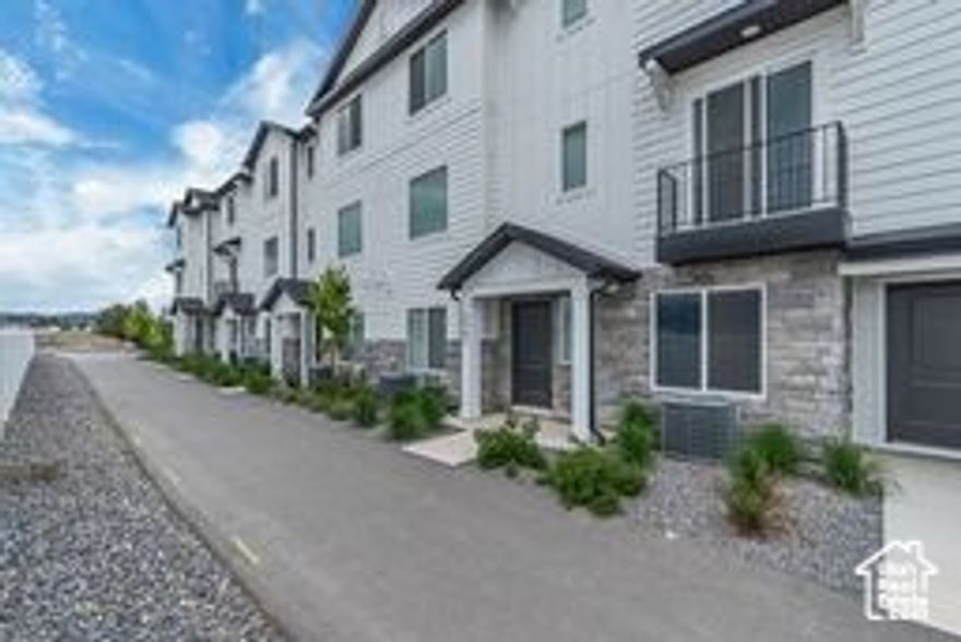 TOWNHOUSE ROW MID FOR RENT IN EAGLE MOUNTAIN  LOCATED IN A NEW RESIDENTIAL AREA OF EAGLE MOUNTAIN, NEAR SCHOOLS, RECREATIONAL AND SPORTS CENTERS, AND OTHER FACILITIES  LIVING ROOM, DINING ROOM, KITCHEN, LAUNDRY ROOM, 4 BEDROOMS, 3 BATHROOMS, INCLUDING NEW APPLIANCES.  CALL FOR AN APPOINTMENT AT 801-706-0552