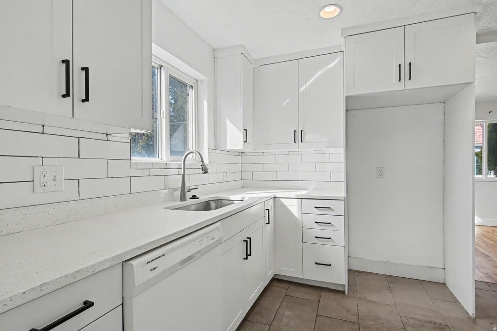 Photo of 1117 W 500 N, Salt Lake City, UT 84116 (MLS # 2143324)