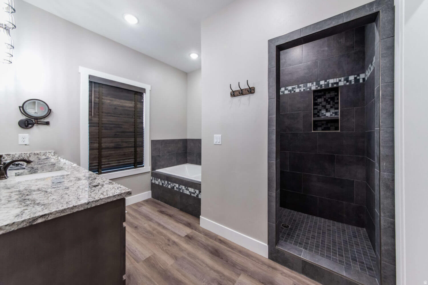 SMILING H - Residential