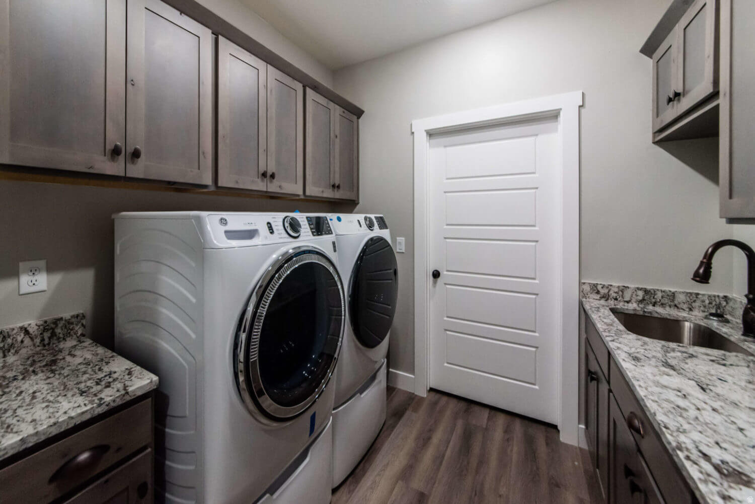 SMILING H - Residential