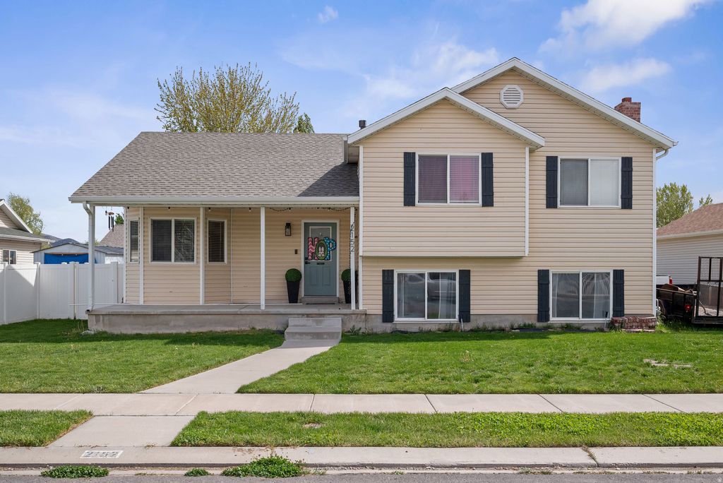 Photo of 2152 E WEEPING WILLOW WAY N, Eagle Mountain, UT 84005 (MLS # 2157099)
