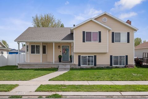 Photo of 2152 E WEEPING WILLOW WAY N, Eagle Mountain, UT 84005 (MLS # 2157099)