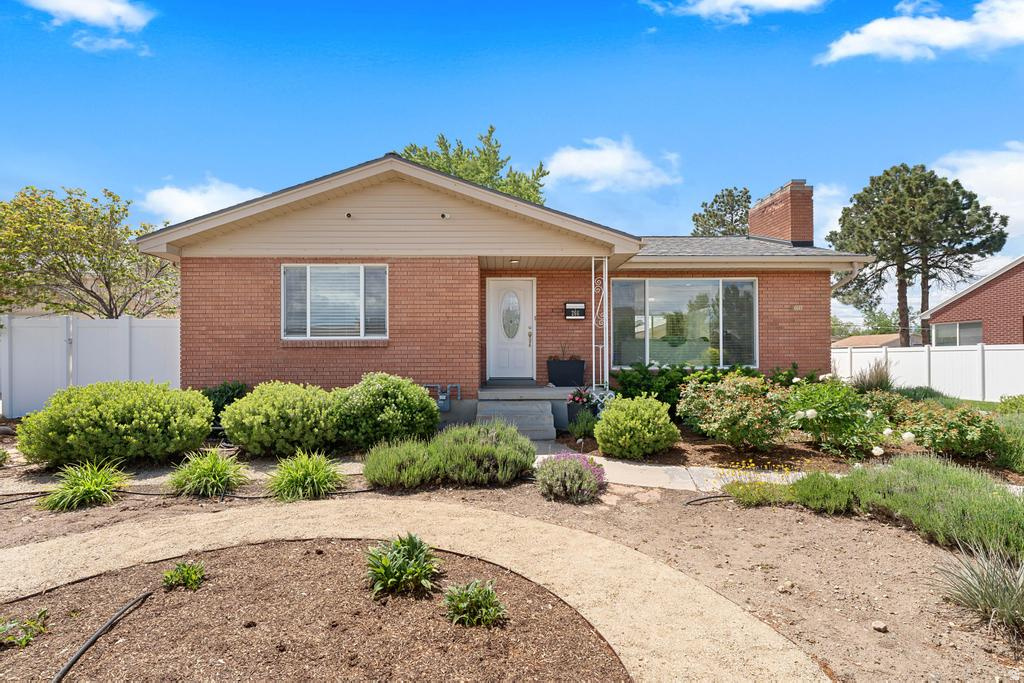 TWIN PEAKS CIRCLE - Residential