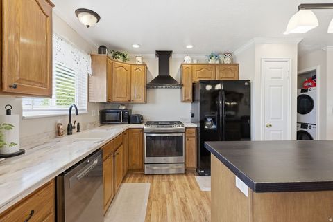 Tiny photo for 424 W CREEKSIDE LN, Kaysville, UT 84037 (MLS # 2120684)