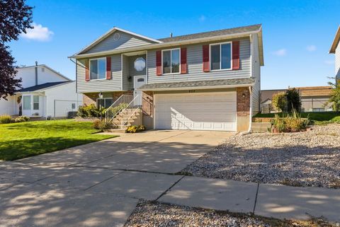 Photo of 424 W CREEKSIDE LN, Kaysville, UT 84037 (MLS # 2120684)