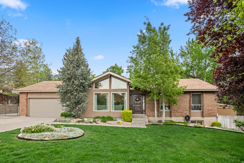 Photo of 9722 S BUTTONWOOD CIR, Sandy, UT 84092 (MLS # 2152038)