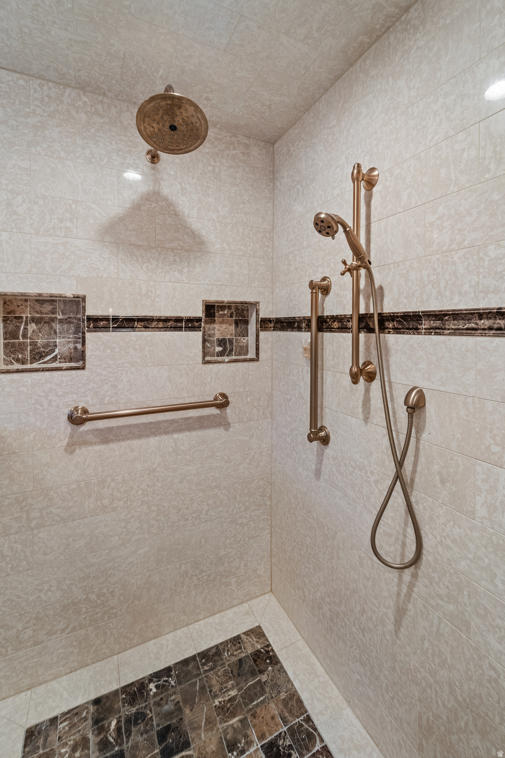 HIDDEN OAKS - Residential