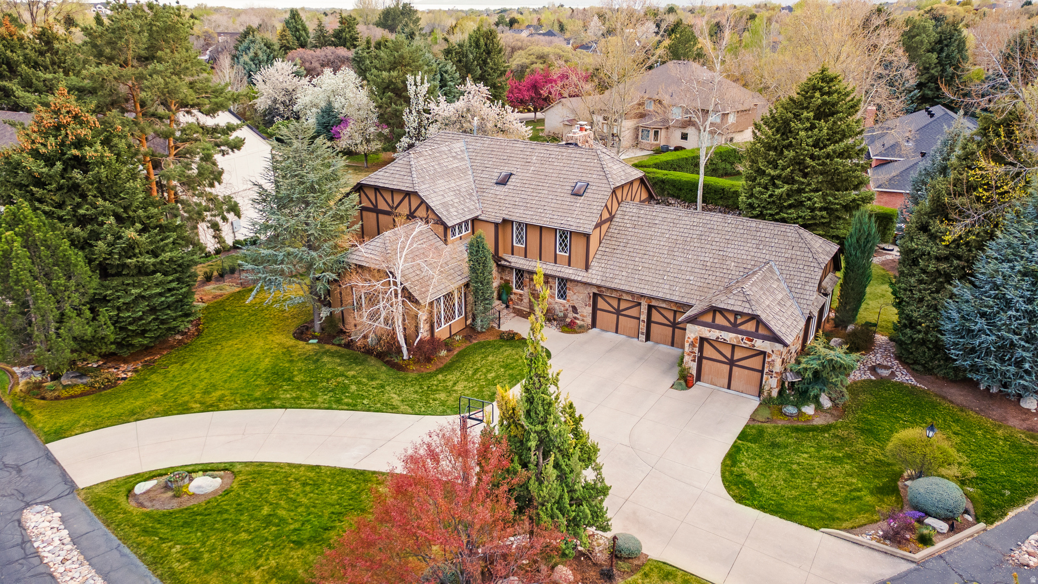 HIDDEN OAKS - Residential