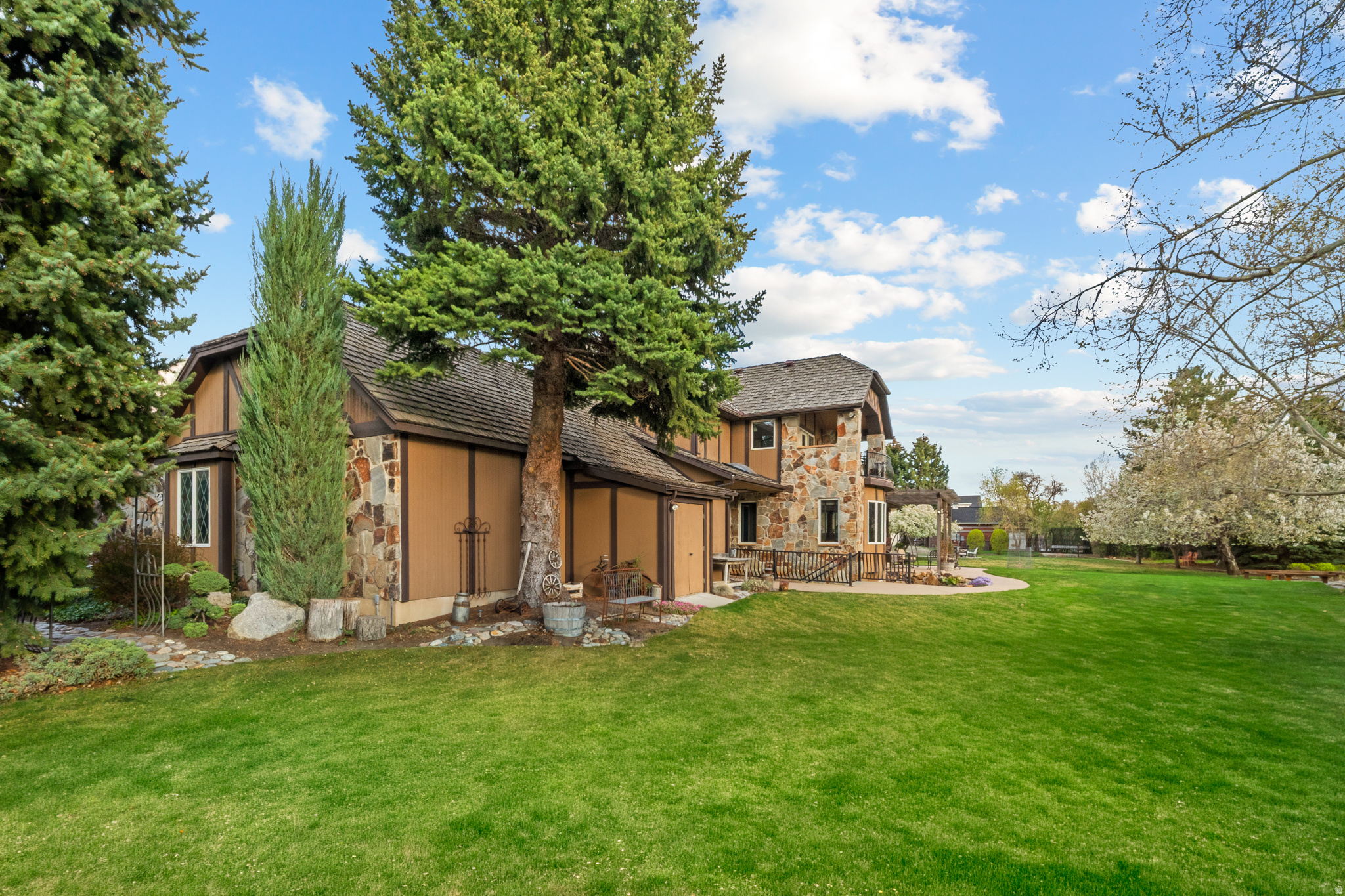 HIDDEN OAKS - Residential