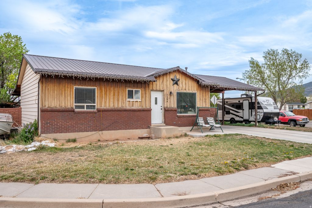 Photo of 386 W ROSEWOOD CIR, Cedar City, UT 84721 (MLS # 2147274)