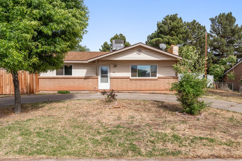 Photo of 250 N 200 W, Saint George, UT 84790 (MLS # 2152809)
