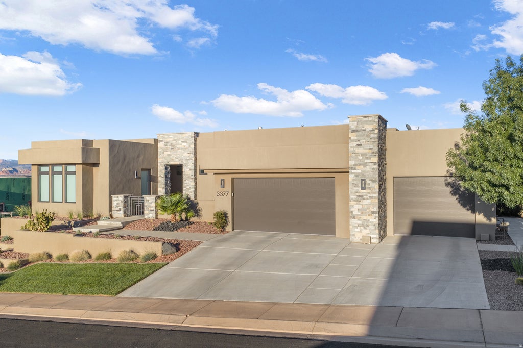 Photo of 3377 S 5500 W, Hurricane, UT 84737 (MLS # 2186228)