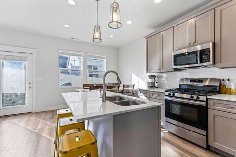 Tiny photo for 1540 E PRIMROSE LN, Layton, UT 84040 (MLS # 2134304)