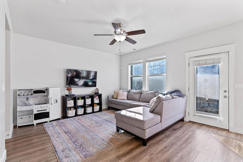 Photo of 1540 E PRIMROSE LN, Layton, UT 84040 (MLS # 2134304)