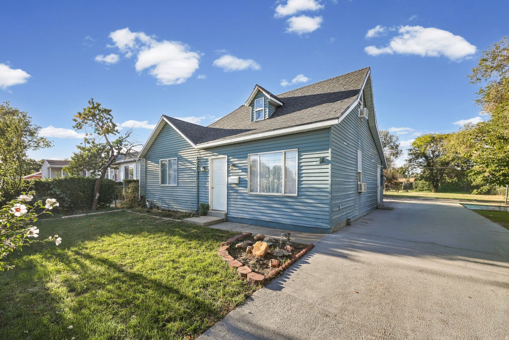 Photo of 1228 W 600 S, Salt Lake City, UT 84104 (MLS # 2184771)