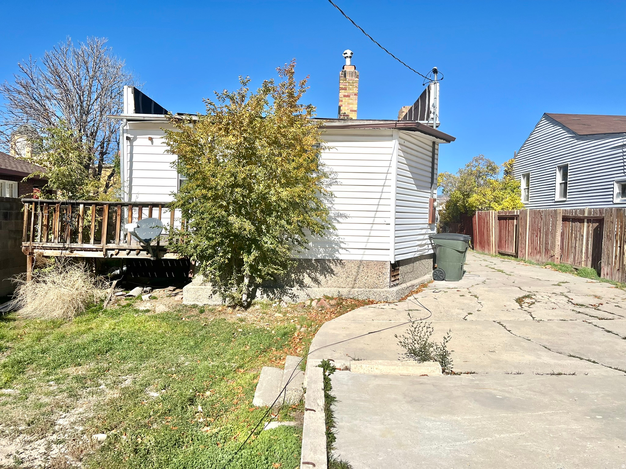 Main image without alt text