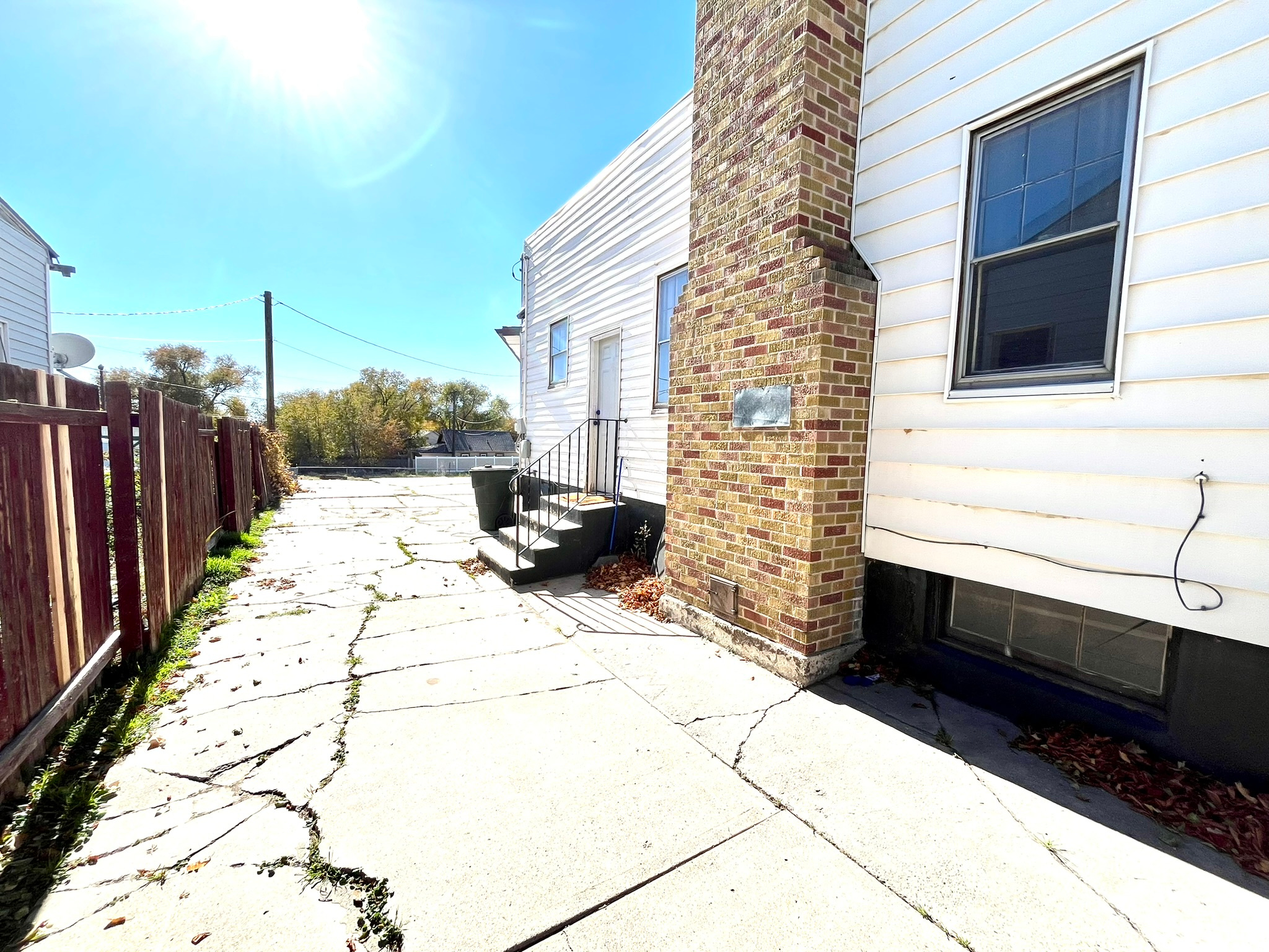 Main image without alt text