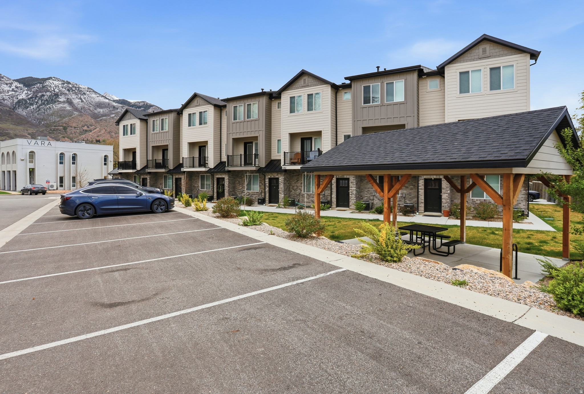 THE OVERLOOK AT 16TH TOWNHOMES - Residential