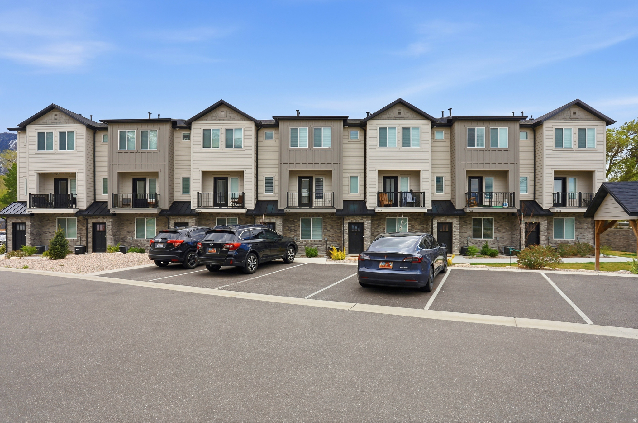 THE OVERLOOK AT 16TH TOWNHOMES - Residential