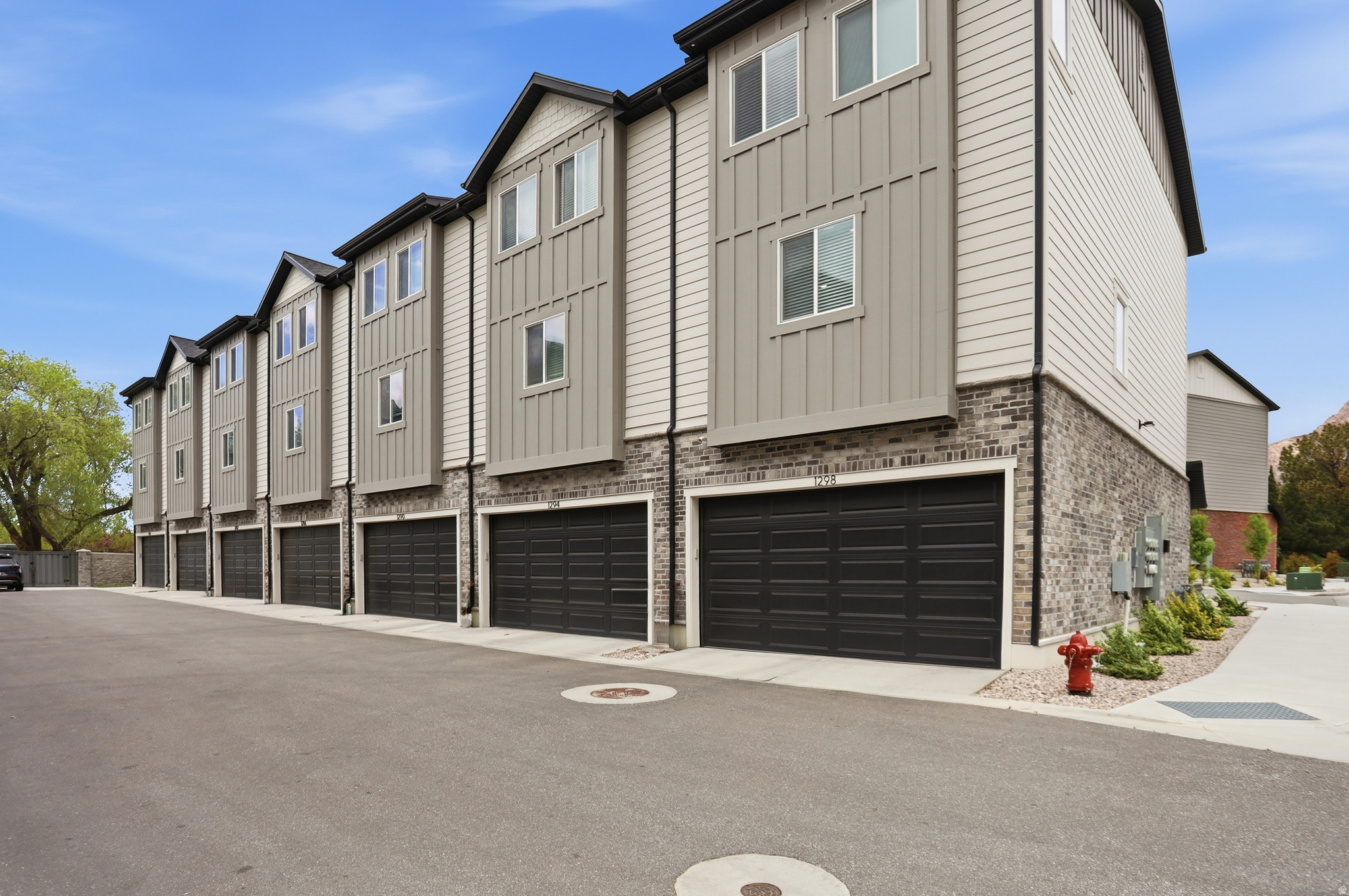 THE OVERLOOK AT 16TH TOWNHOMES - Residential