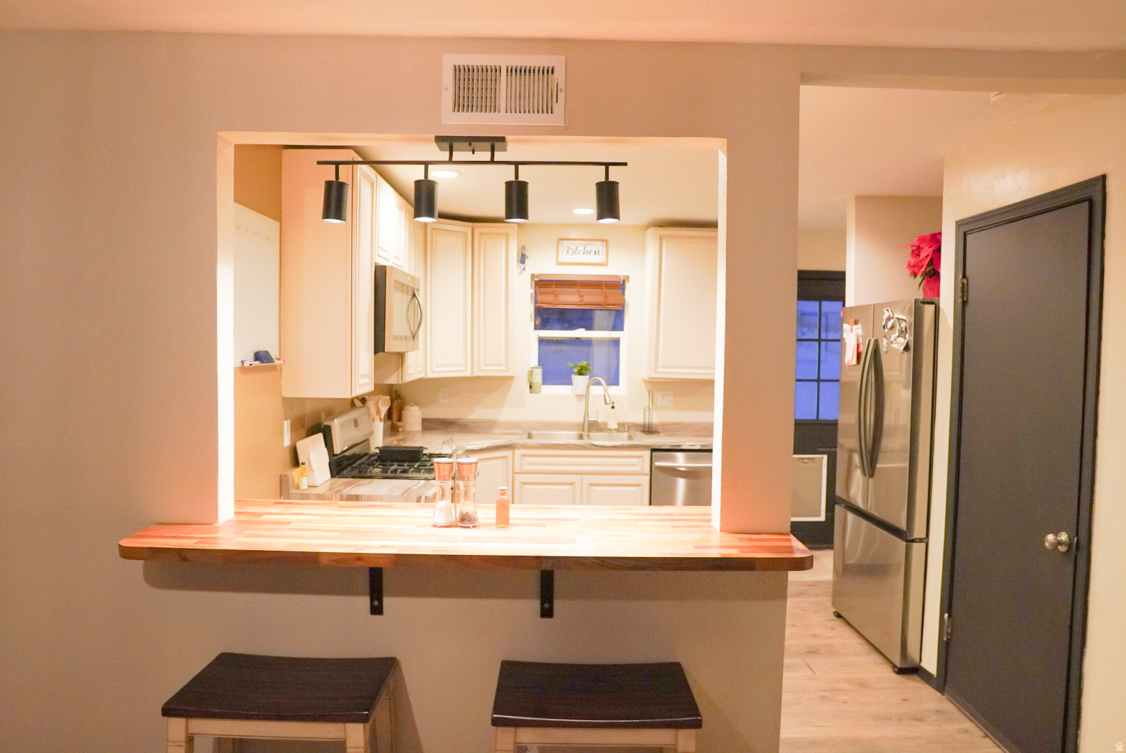 LOVERS DELIGHT - Residential