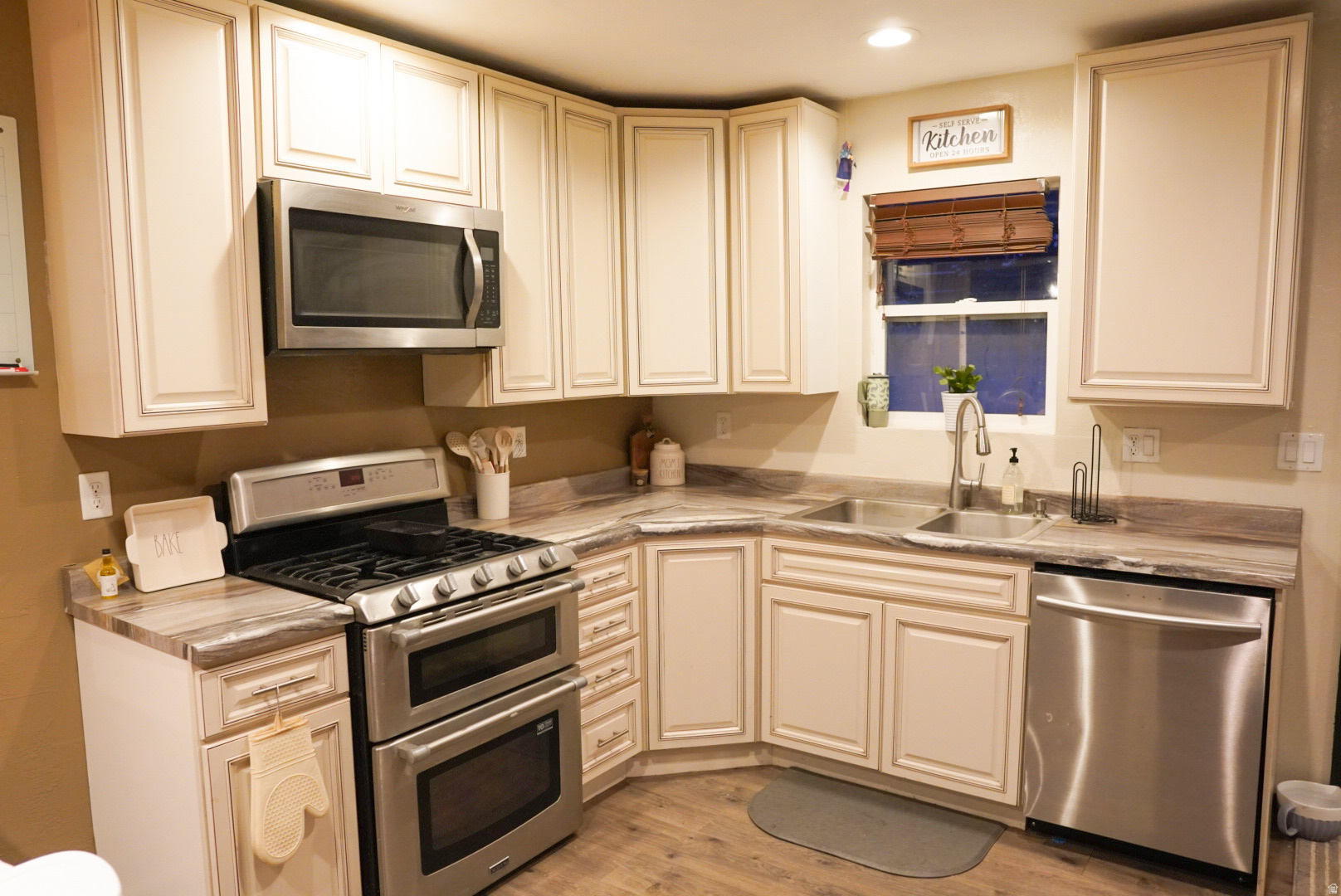 LOVERS DELIGHT - Residential