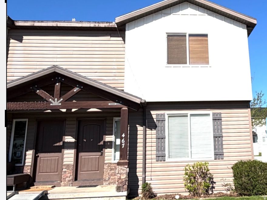 Turnkey investment opportunity with a renewable lease already in place. This desirable endunit has been thoughtfully renovated to include two full bathrooms, complementing the existing three bedrooms and convenient upstairs laundry. Located in the heart of Roosevelt, it offers both comfort and accessibility for tenants or future owners. Please allow a 24-hour notice for Showings.