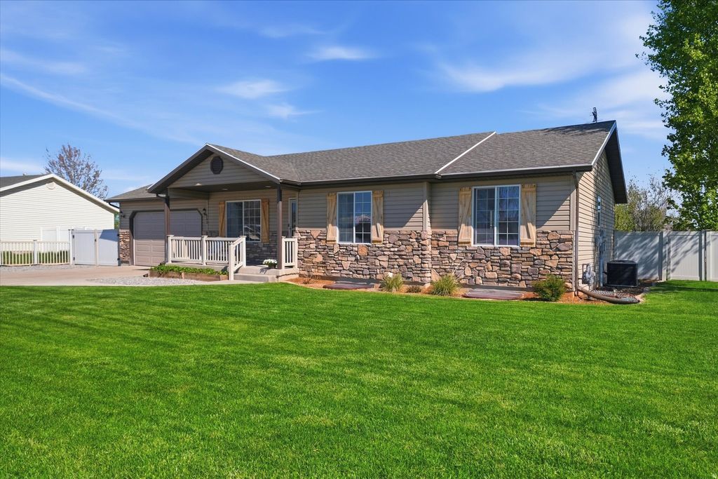 Photo of 563 W 160 N, Smithfield, UT 84335 (MLS # 2155045)
