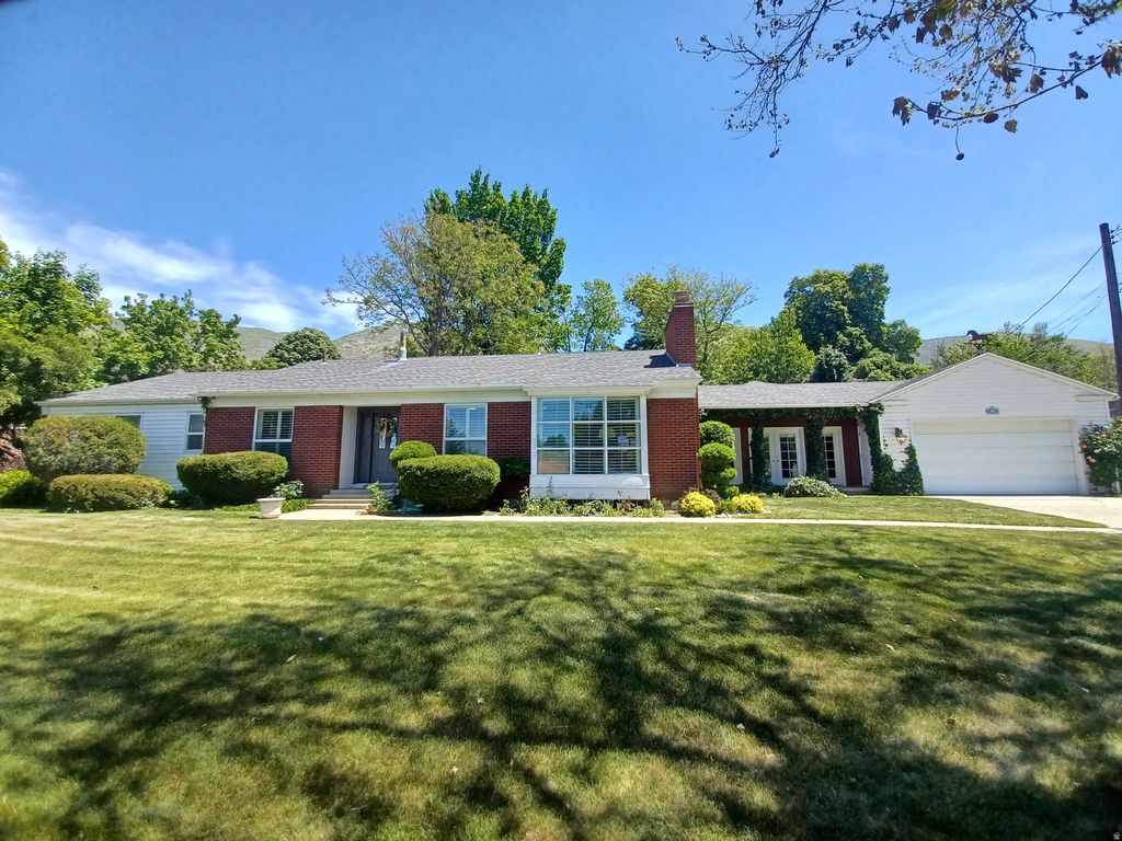 Photo of 574 N 400 E, Centerville, UT 84014 (MLS # 2157087)