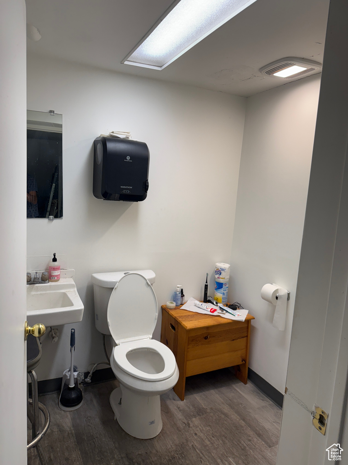 Main image without alt text