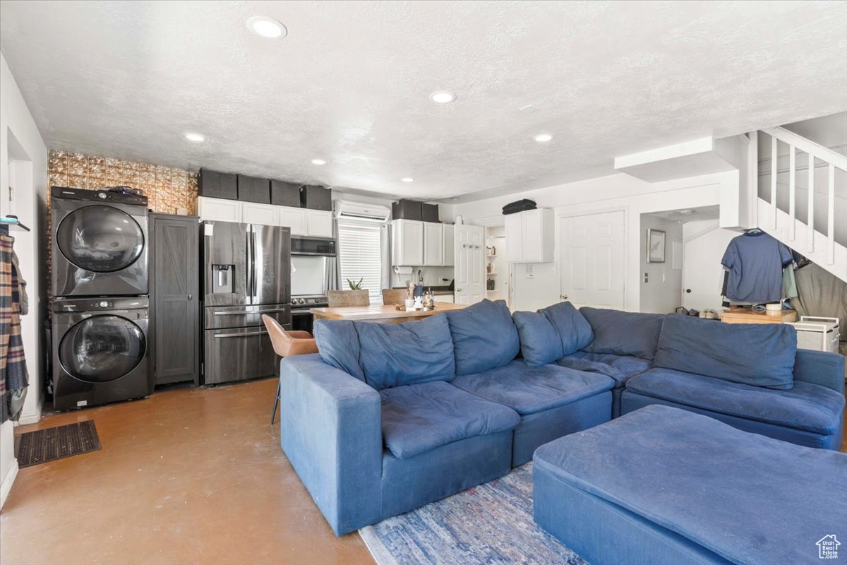 CRESTWOOD - Residential