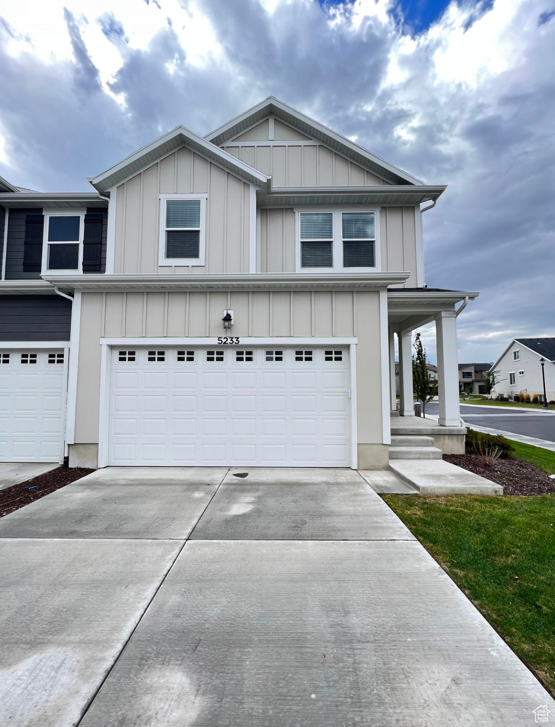 Come and see this beautiful end unit townhouse located in herriman with a lot of upgrades like fire place quartz countertops white cabinets stainless steal appliances a lot of natural light, high ceiling and open spaces close to Herriman city hall and all the amenities from the rey center close to the city library and close to the new herriman mall with a lot of restaurants and shopping stores.