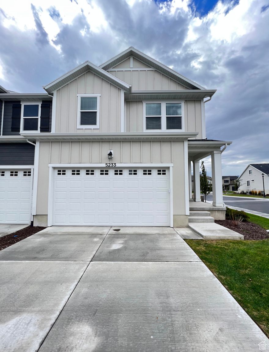 Come and see this beautiful end unit townhouse located in herriman with a lot of upgrades like fire place quartz countertops white cabinets stainless steal appliances a lot of natural light, high ceiling and open spaces close to Herriman city hall and all the amenities from the rey center close to the city library and close to the new herriman mall with a lot of restaurants and shopping stores.